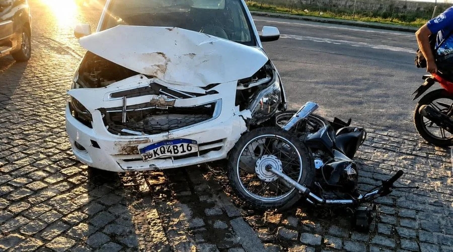 Homem sofre fratura na perna após colisão entre carro e moto em avenida de Conceição do Coité