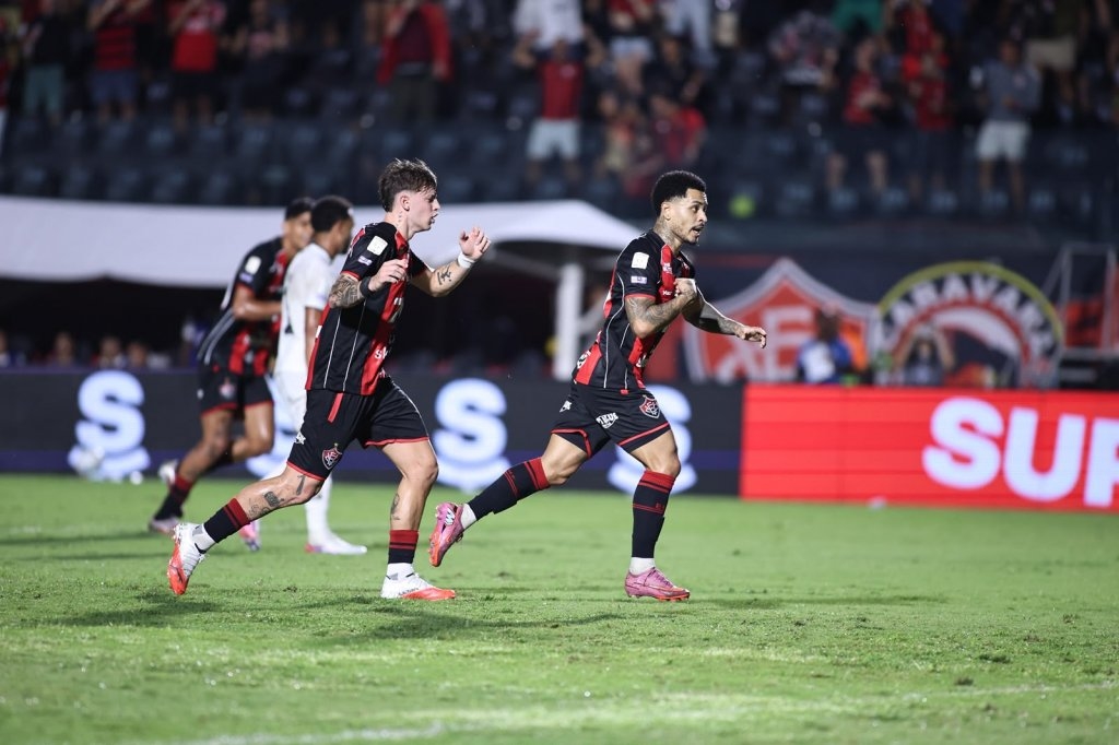 Com gol de Matheuzinho, Vitória vence o Botafogo no Barradão e ganha fôlego no Brasileirão