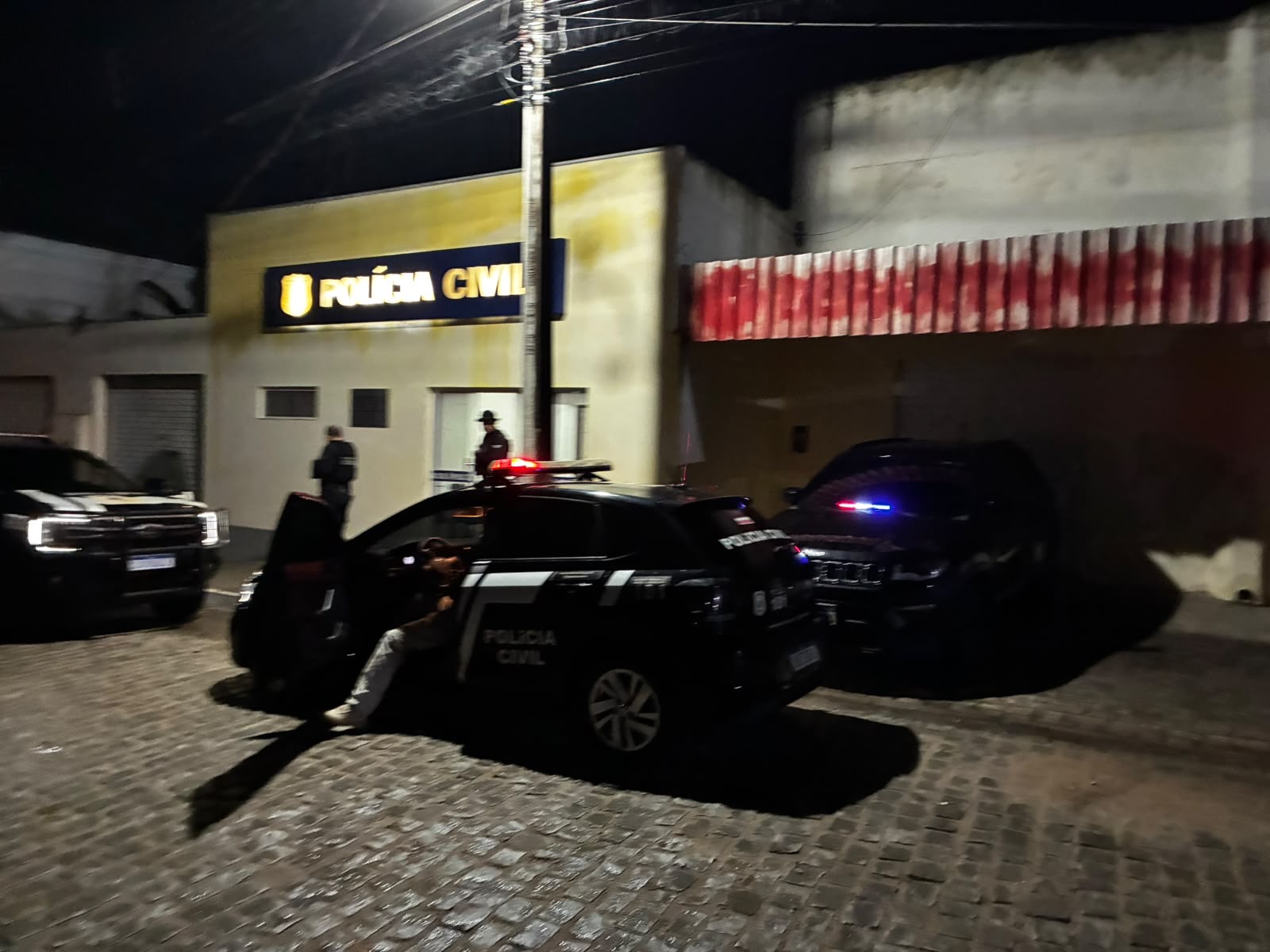 Pai e filho são presos suspeitos de tentar matar homem a golpes de facão em Queimadas