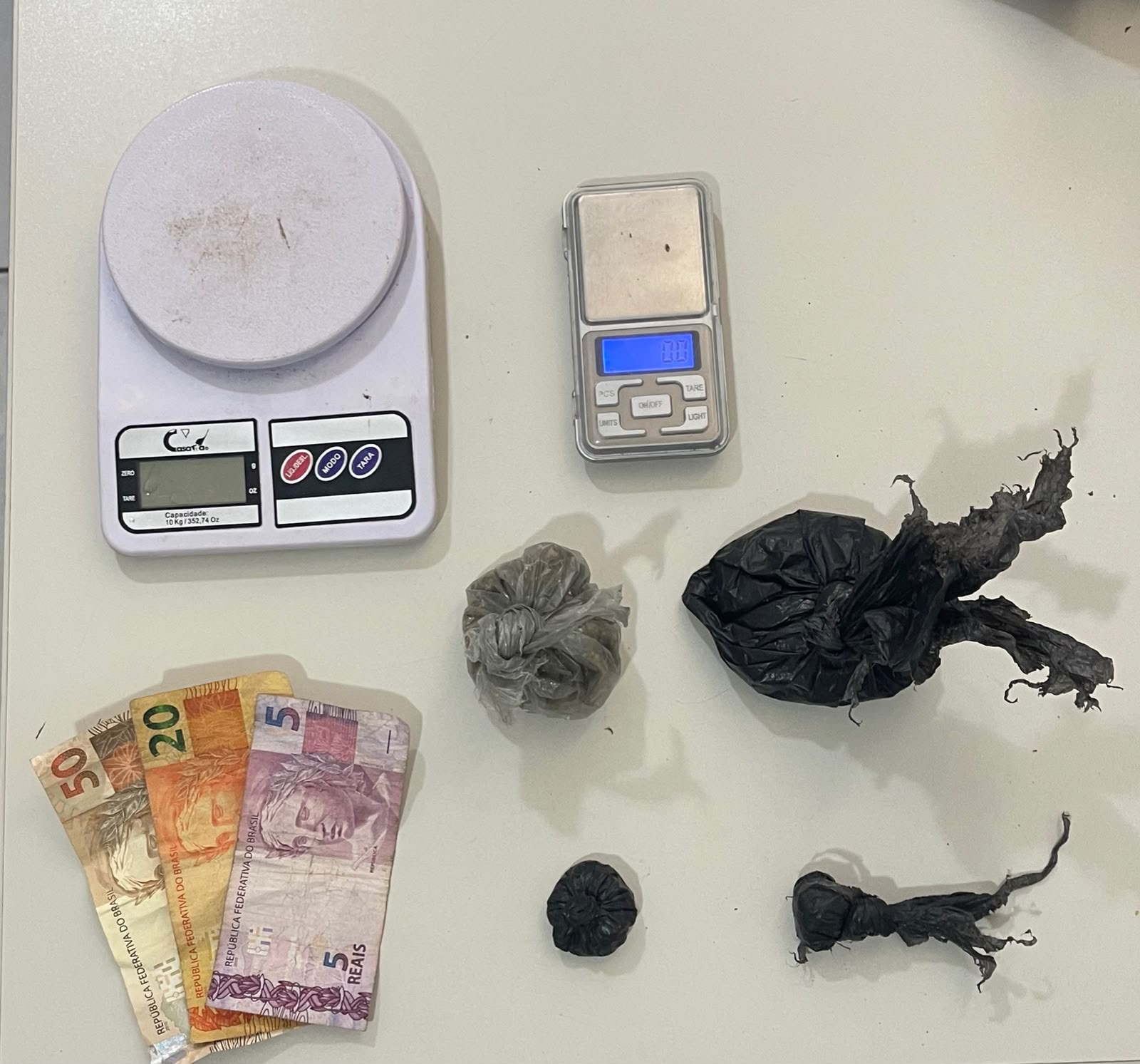 Suspeito de tráfico é preso com maconha e balanças de precisão em povoado de Conceição do Coité