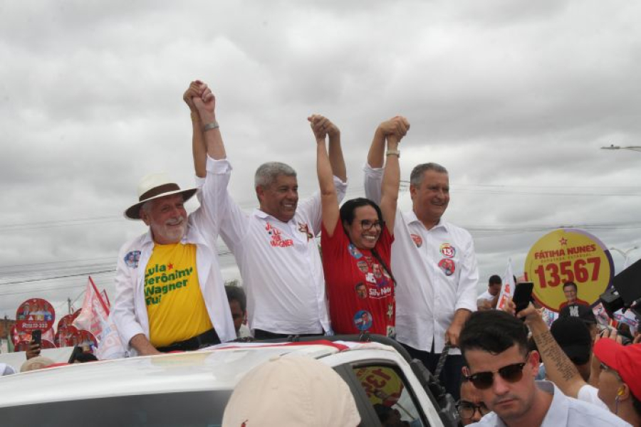 Keinha veste vermelho e percorre seis cidades ao lado de Jerônimo, Wagner e Rui em maratona de campanha