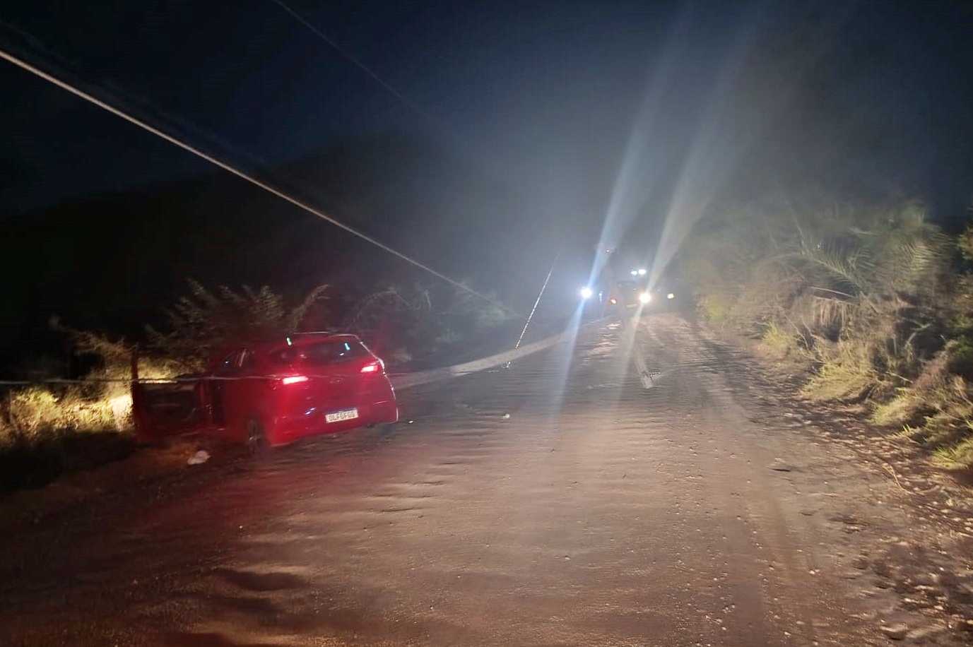 Veículo atinge poste, que cai atravessado na estrada e bloqueia trecho entre Barrocas e Teofilândia