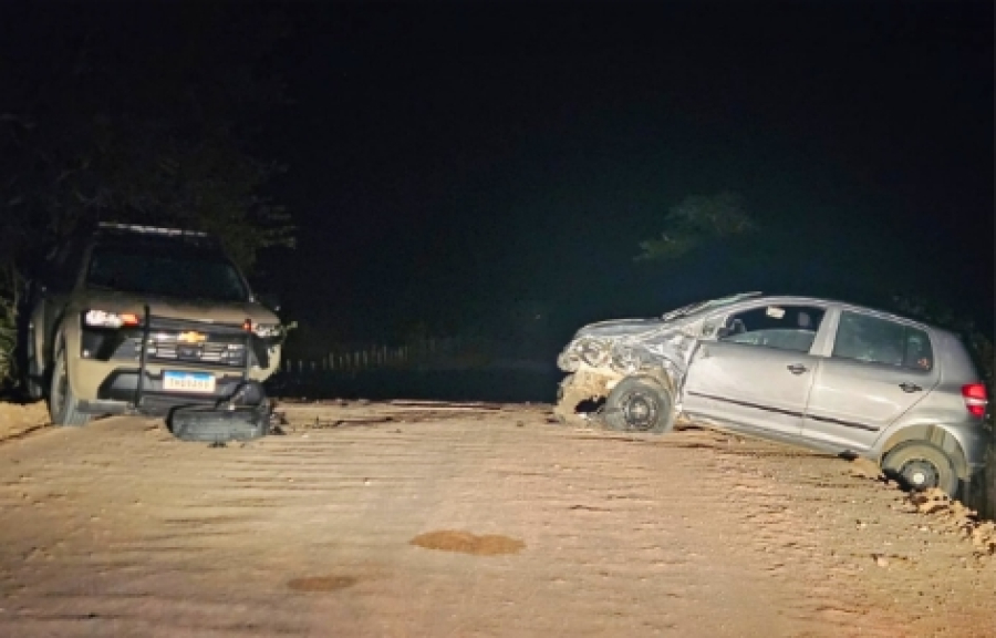 Motorista é levado à delegacia após bater carro em viatura da PM em Santaluz