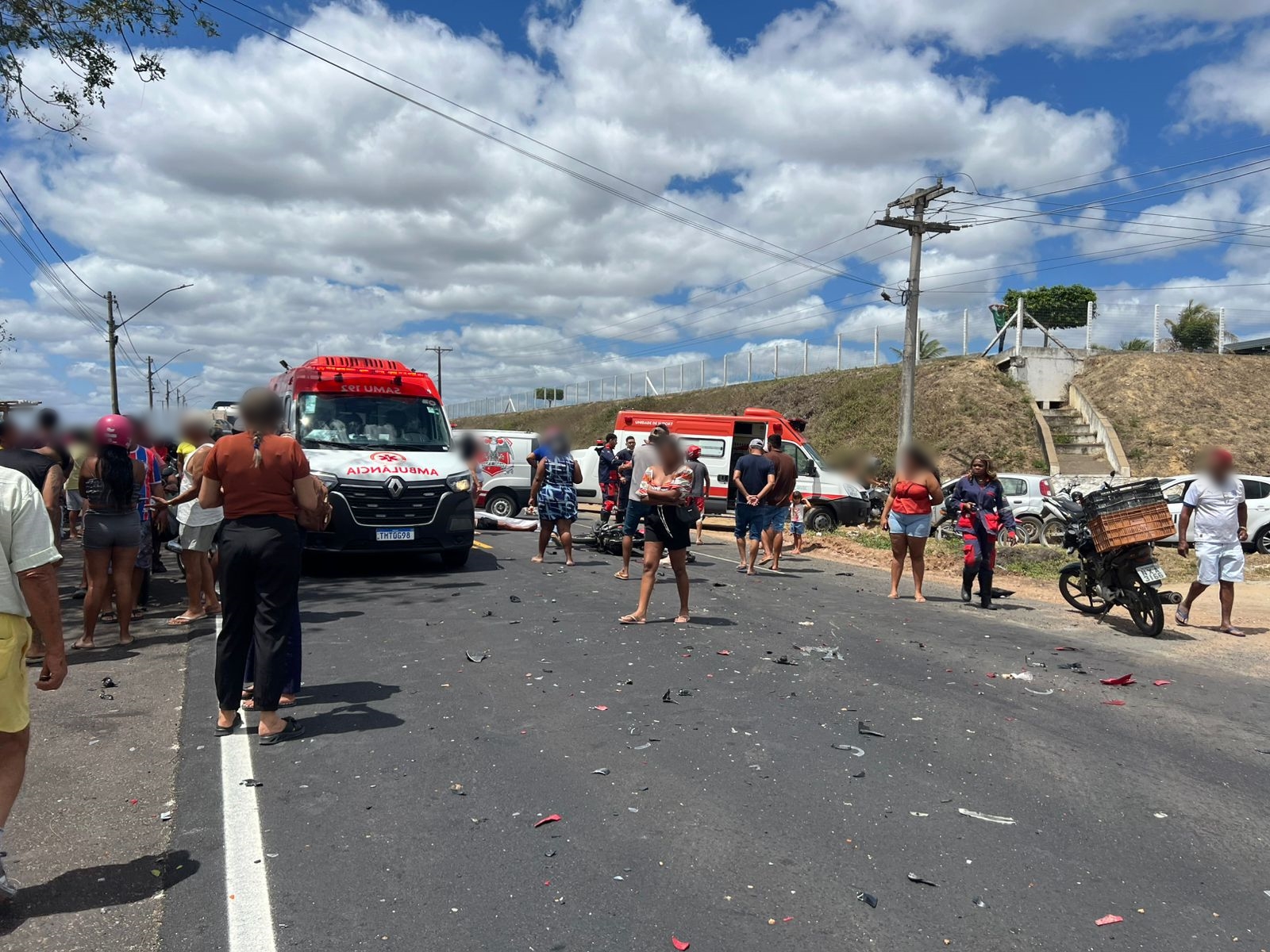 Colisão entre motos deixa dois mortos e uma mulher gravemente ferida na BA-409, em Coité