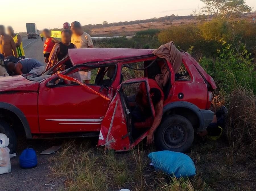 Homem morre e duas pessoas ficam gravemente feridas após capotamento na BR-116, em Santa Bárbara