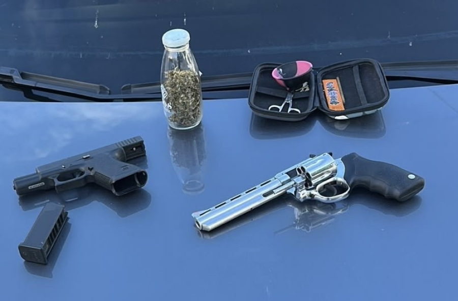 Casal é preso com duas armas e maconha dentro de carro em Serrinha