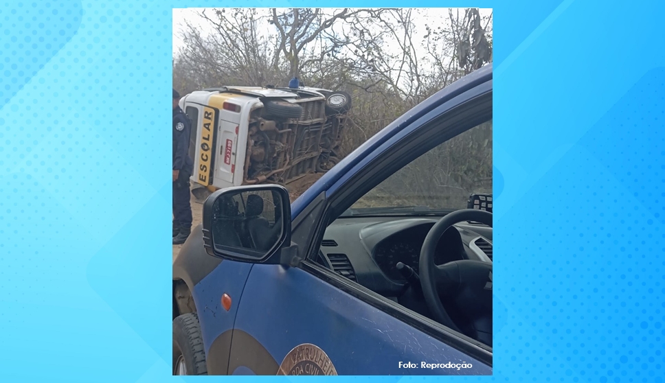 Kombi escolar tomba em estrada da zona rural de Santaluz; ninguém fica ferido