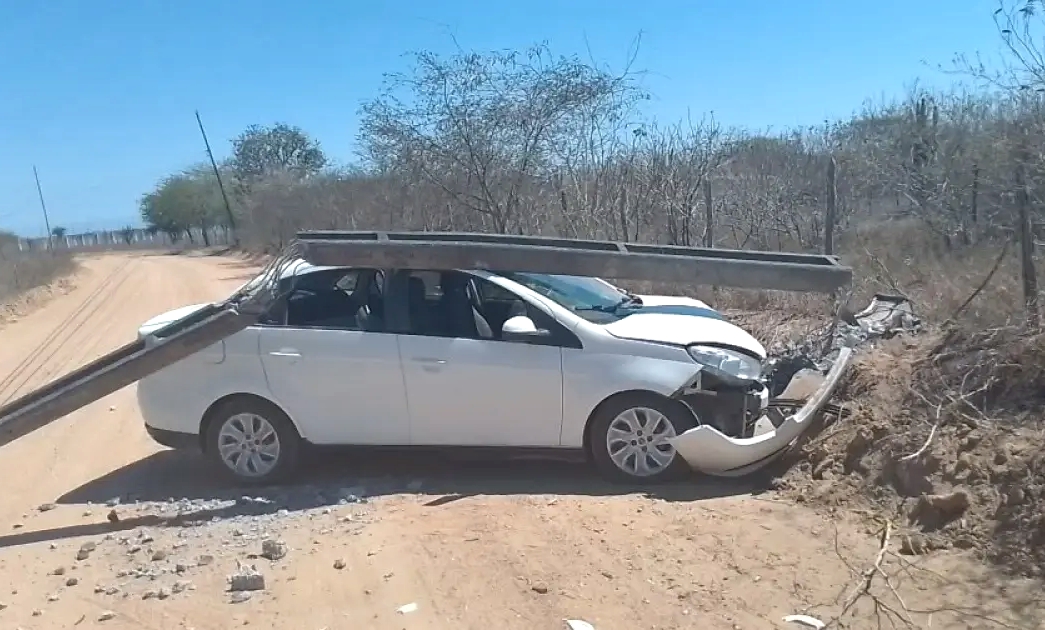 Criança passa mal, motorista perde controle e carro bate em poste na região sisaleira