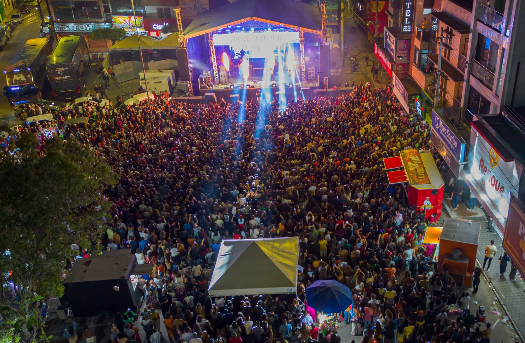 Praça Luiz Nogueira fica lotada no encerramento da programação do Dia do Evangélico