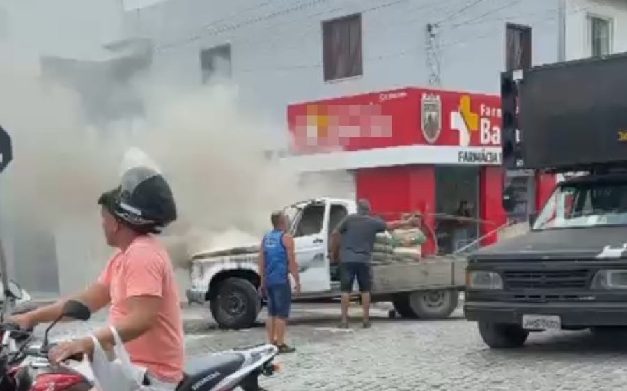 Caminhonete pega fogo poucos metros após sair de loja para entregar cimento em Coité