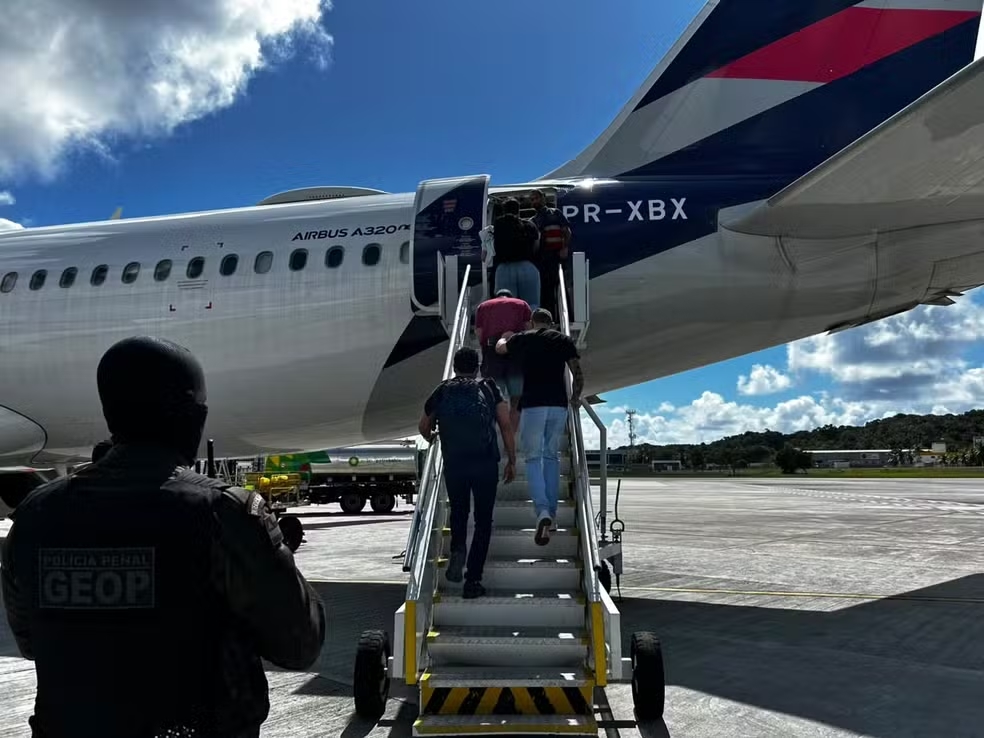 Cinco presos apontados como líderes de facções deixam o Conjunto Penal de Serrinha e são levados para unidades federais
