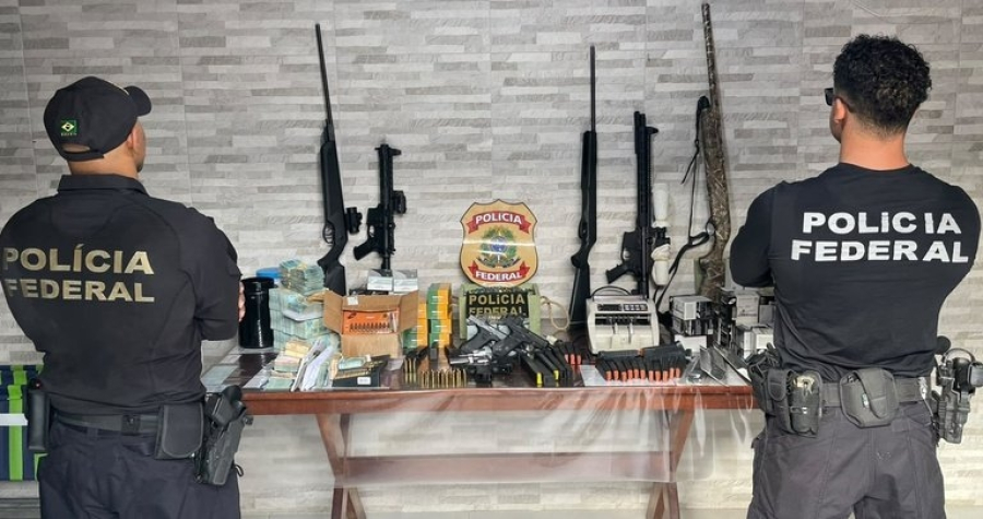 PF apreende 44 armas e mais de R$ 500 mil em operação contra fraudes envolvendo CACs em Feira de Santana
