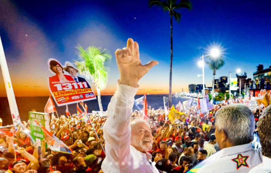 Lula reúne multidão em ato histórico na Barra e arrasta apoiadores pela orla de Salvador