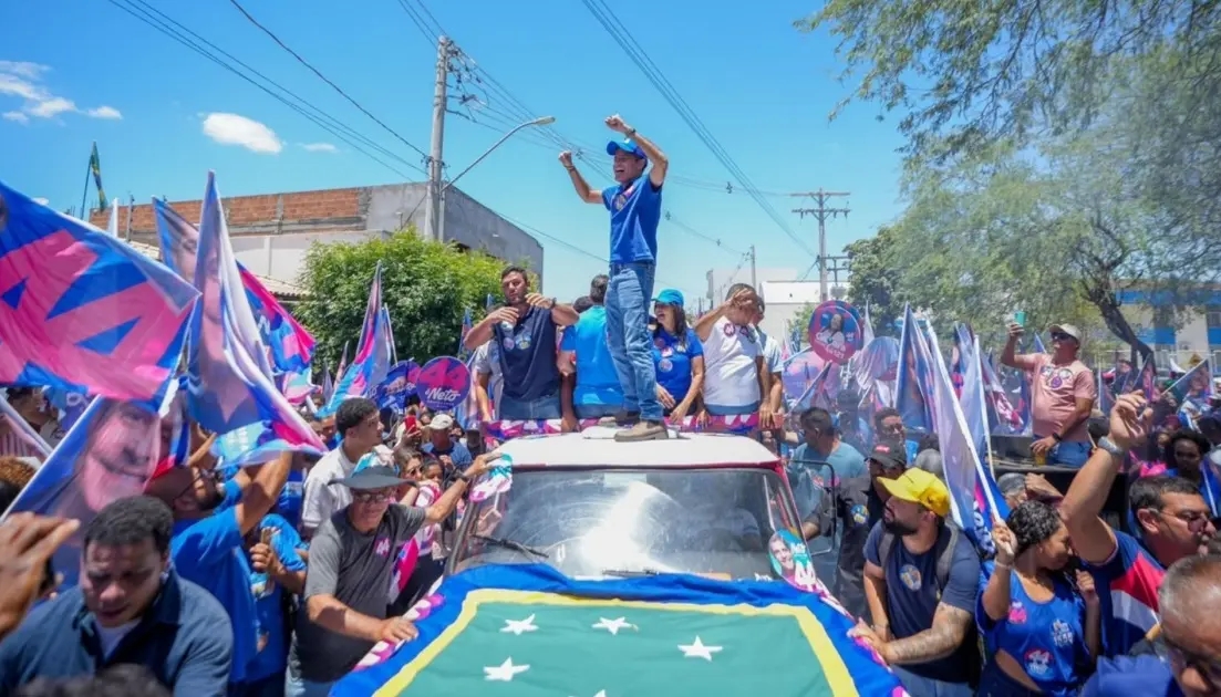 ACM Neto percorre ruas de Araci em caminhada com apoiadores na reta final da campanha