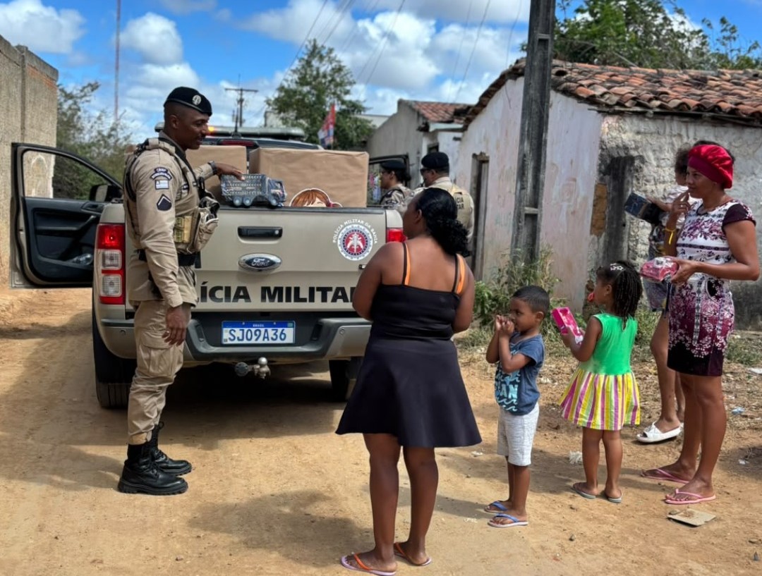 16º Batalhão da Polícia Militar distribui mais de 500 brinquedos para crianças em Serrinha