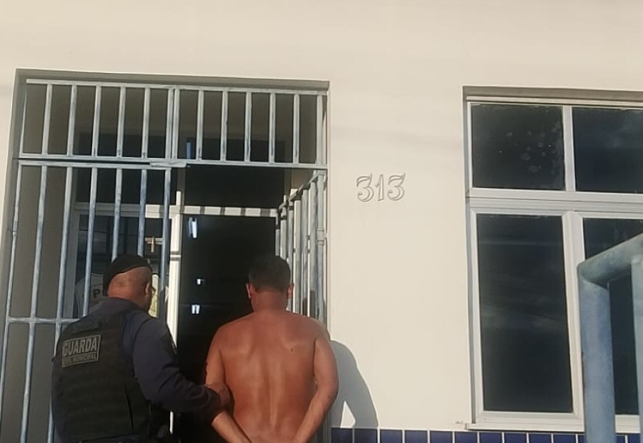 Homem é preso suspeito de agredir os três filhos e jogar óleo quente na esposa em Santaluz