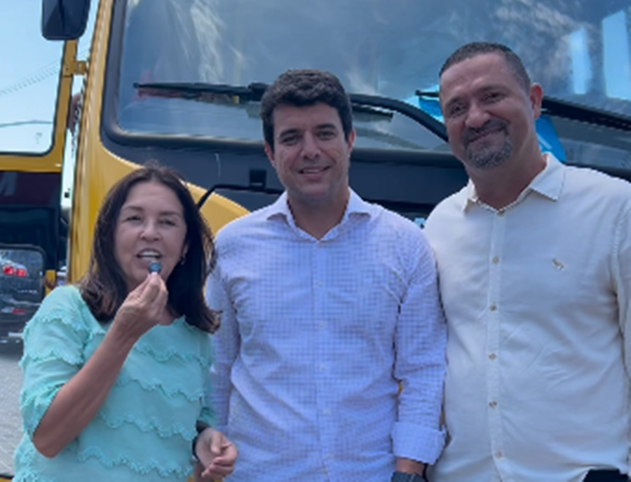  Serrinha recebe novo ônibus escolar do Governo da Bahia; prefeito Cyro Novais comemora conquista