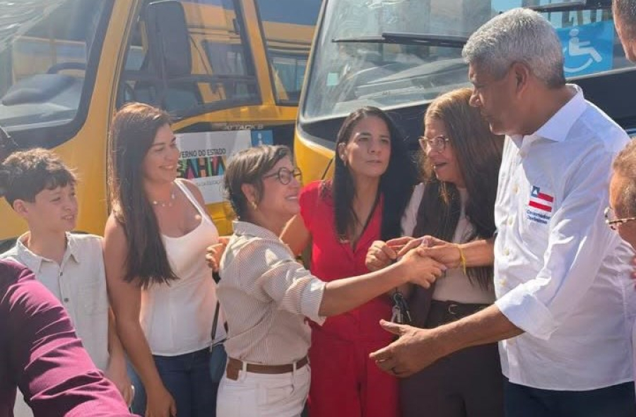 Lamarão recebe ônibus escolar e prefeita relembra caminhada de 7 quilômetros para estudar