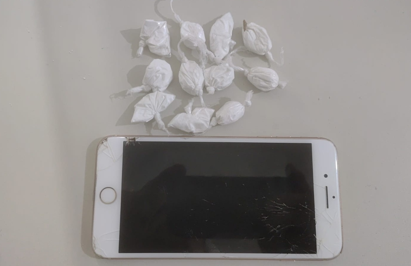 Polícia Militar apreende 11 trouxinhas de cocaína e conduz jovem de 19 anos à delegacia em Barrocas